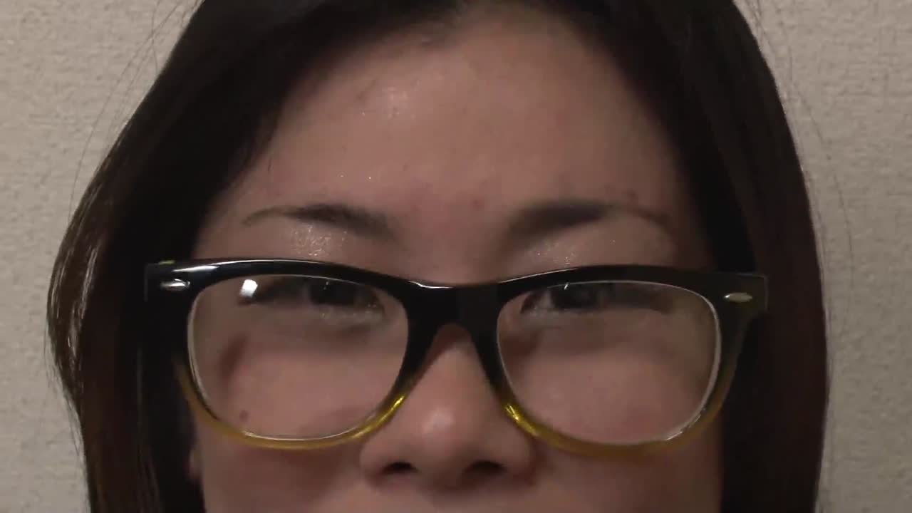 思い出が詰まっている眼鏡に精子ぶっかけられ恍惚の表情浮かべる人妻